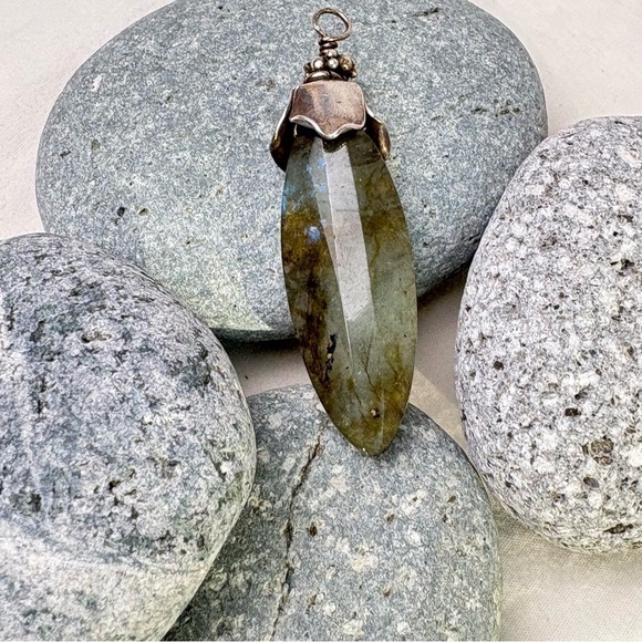 Iridescent Labradorite Silver Floral Pendant Ethereal Fairy Minimalist Mystical - Picture 5 of 14